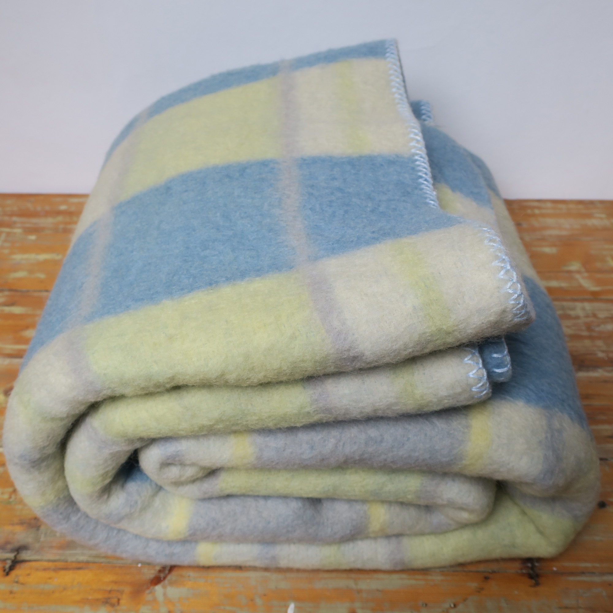 Beleefd Vriend vlotter Zuiver wollen deken van Aabe in geel en blauw, geblokt - Retroriek