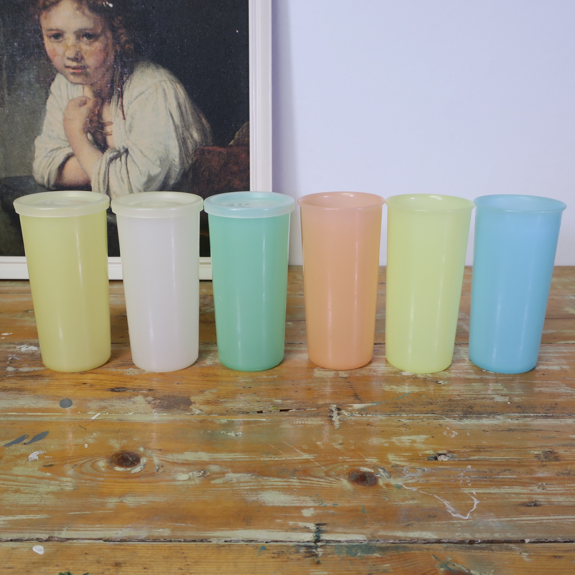 Vintage Tupperware drinkbekers in mooie pastelkleuren met deksel, van 6 smalle bekers - Retroriek