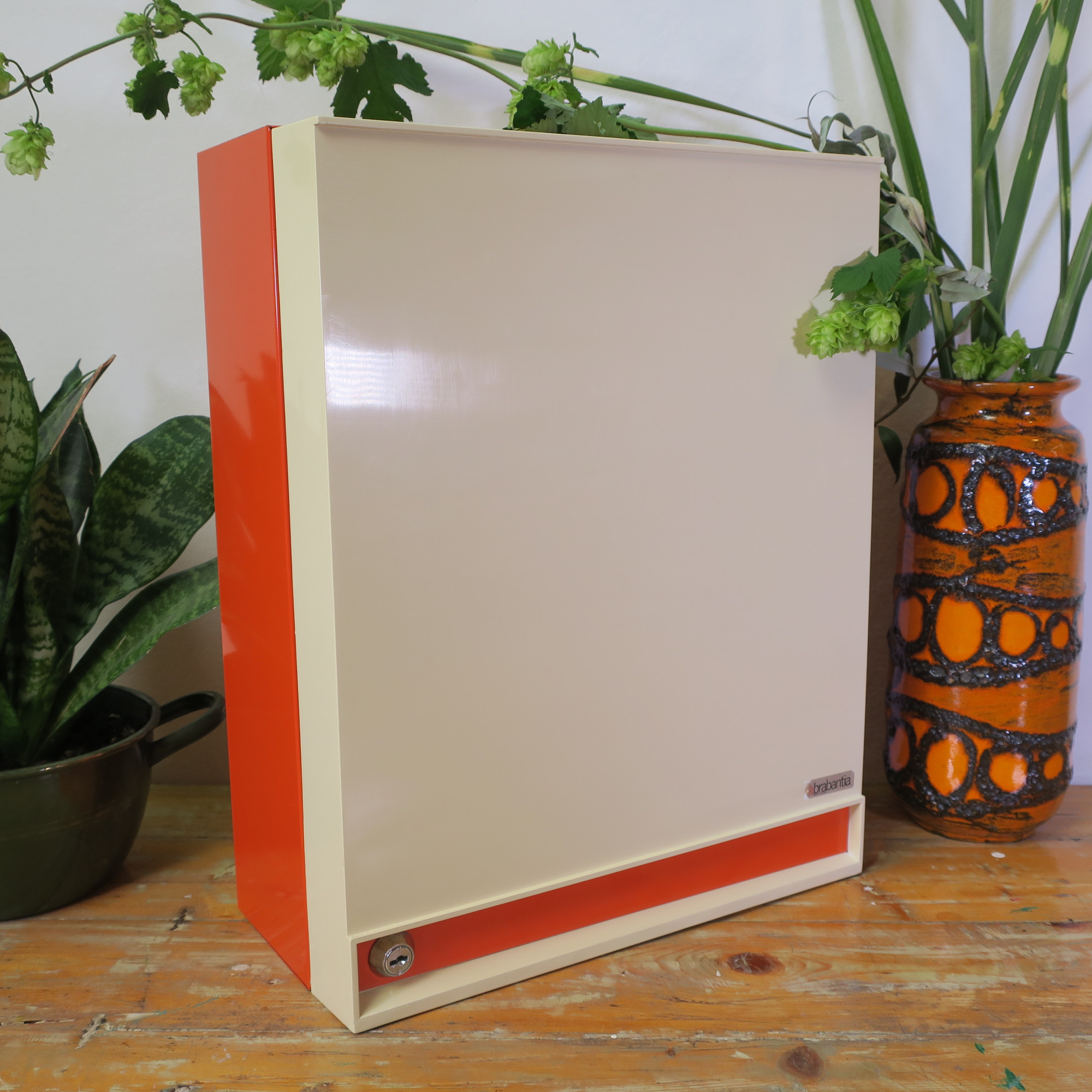 Vintage medicijnkastje metaal oranje, wit, kast met slot - Retroriek