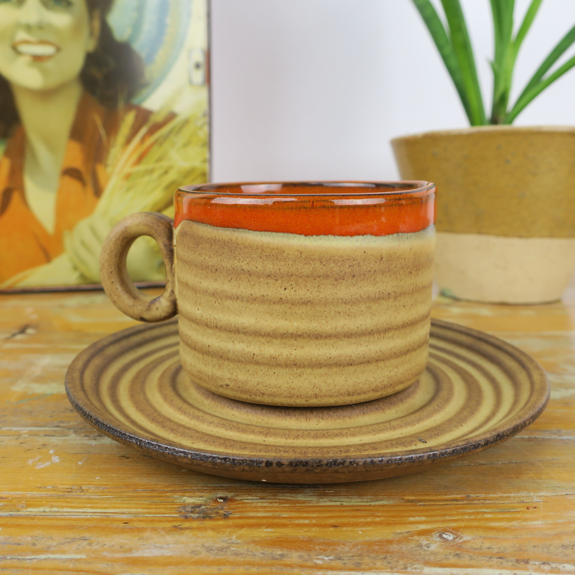 aardewerk kop en schotel bruin met oranje aardewerk Retroriek