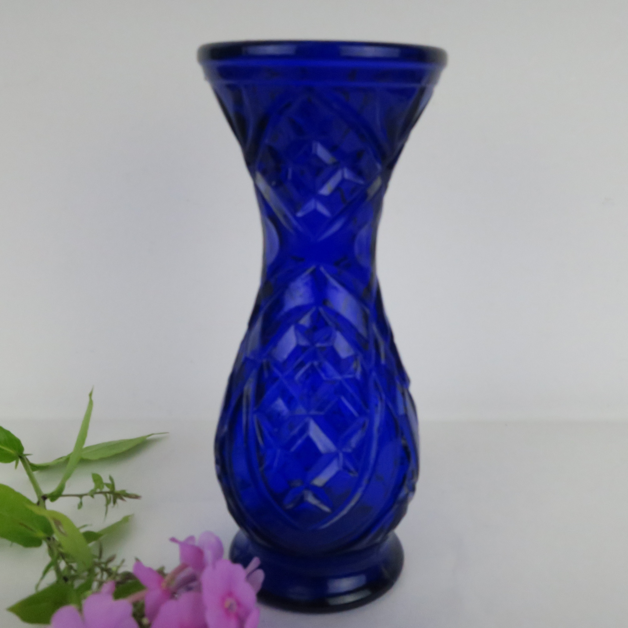 Wereldvenster Verplicht Vete Vintage glazen vaas blauw, ruit, geperst glas, medium - Retroriek