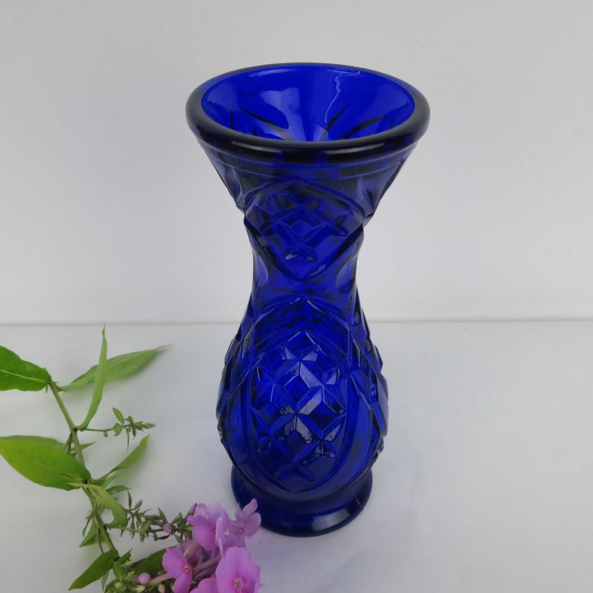 Overleving zadel Romanschrijver Vintage glazen vaas blauw, ruit, geperst glas, medium - Retroriek