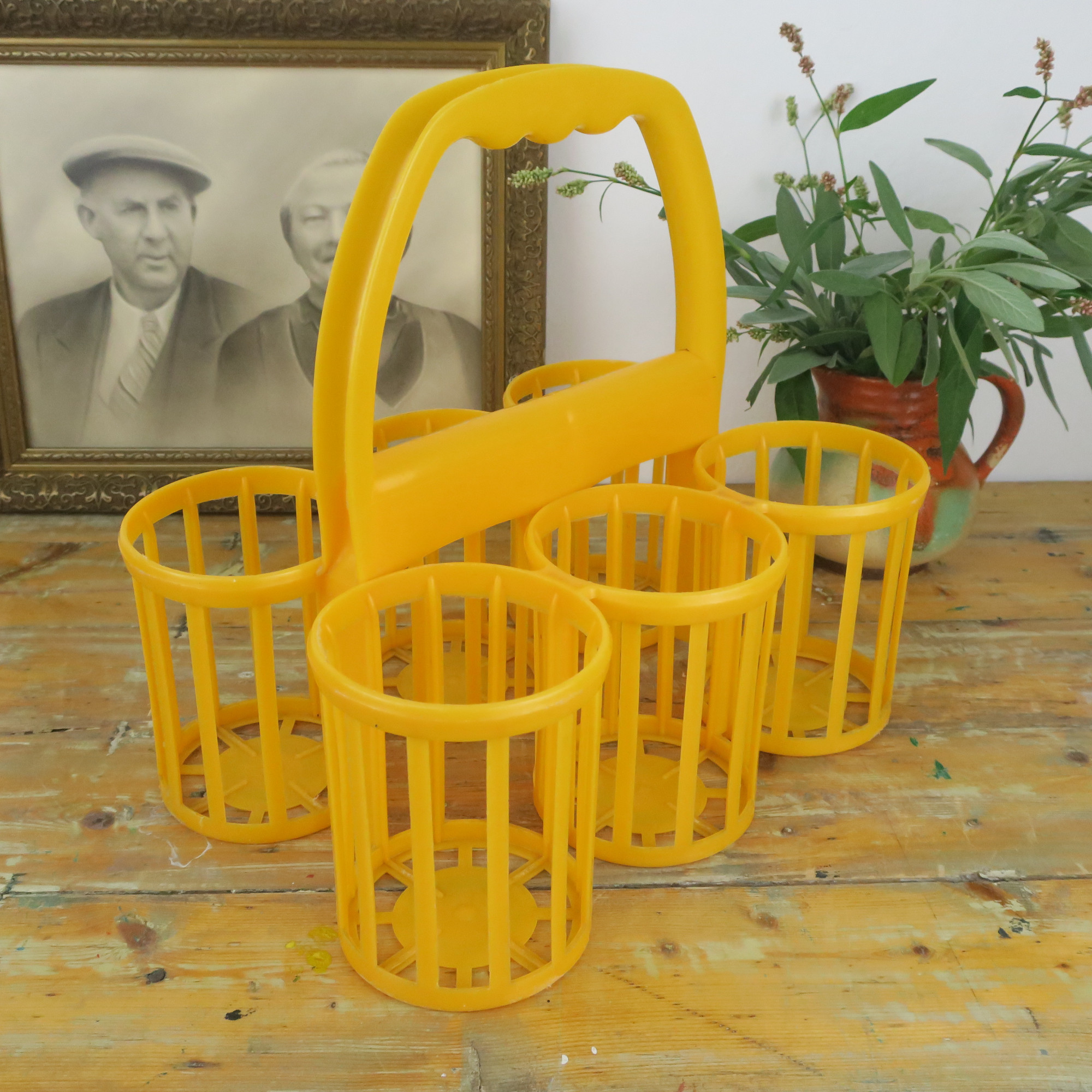 openbaar Vrijlating Terugspoelen Vintage Curver bottle basket, plastic bottle carrier in yellow - Retroriek
