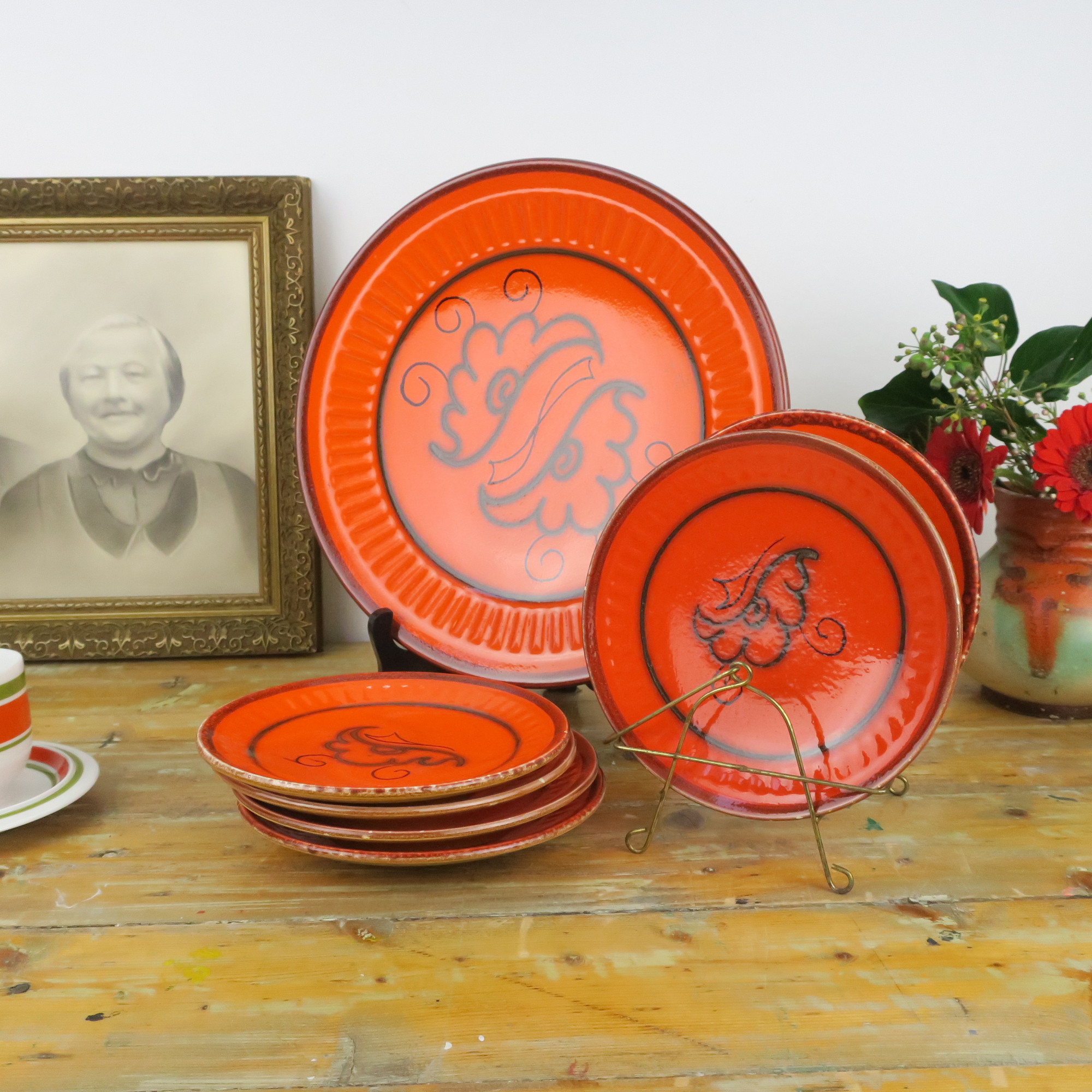 aankleden Kwadrant Vervelen Vintage gebaksborden, borden set van 7 in oranje van Flora Gouda keramiek -  Retroriek
